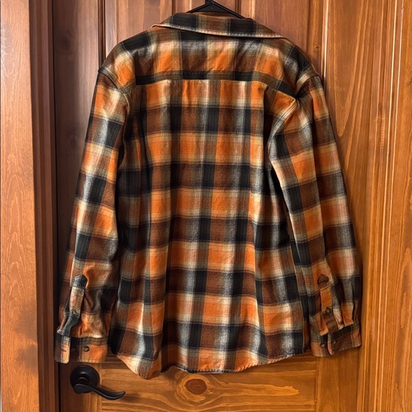 Men’s Carhartt Flannel Button Down - Picture 5 of 5